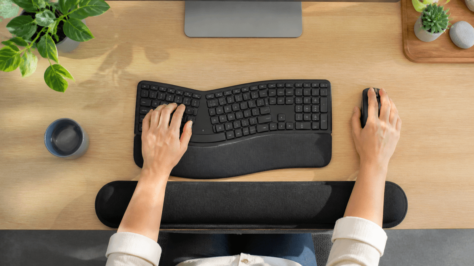 Top-down desk layout with keyboard, mouse, forearm support, and movement space
